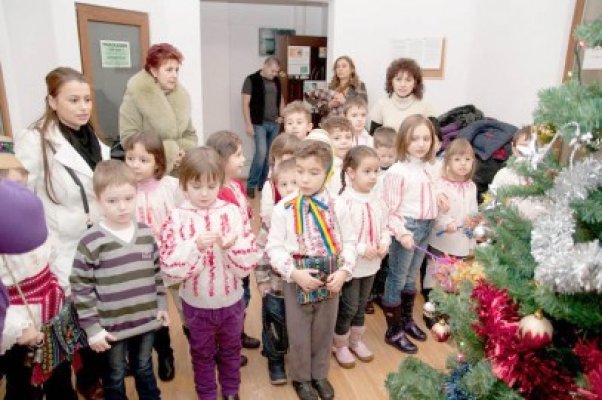 Copiii de la grădiniţa nr. 42 au colindat instituţiile publice